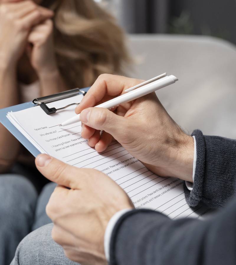 Pessoa em sessão de terapia, buscando apoio e orientação para aprimorar o autoconhecimento.