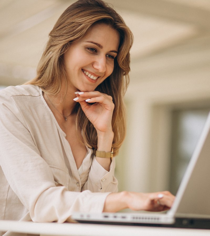 Terapia para ansiedade: pessoa em uma sessão online, buscando tranquilidade e bem-estar emocional.