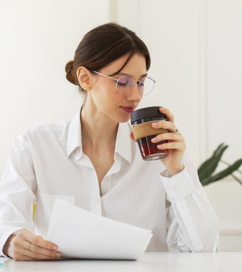 Ilustração de uma pessoa em meditação, representando a calma e o equilíbrio na saúde mental.